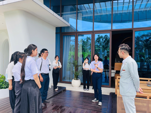 CHUYẾN THAM QUAN THỰC TẾ TẠI VILLA LE CORAIL - GRAN MELIÁ NHA TRANG CỦA TÂN SINH VIÊN KHOA NGOẠI NGỮ 2025