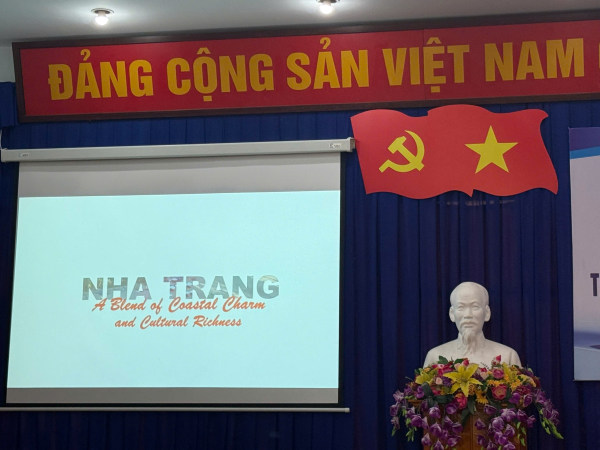 SINH VIÊN KHOA NGOẠI NGỮ THAM GIA GIAO LƯU VỚI ĐOÀN SIT HOA KỲ