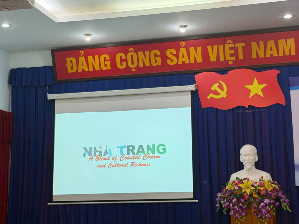 SINH VIÊN KHOA NGOẠI NGỮ THAM GIA GIAO LƯU VỚI ĐOÀN SIT HOA KỲ