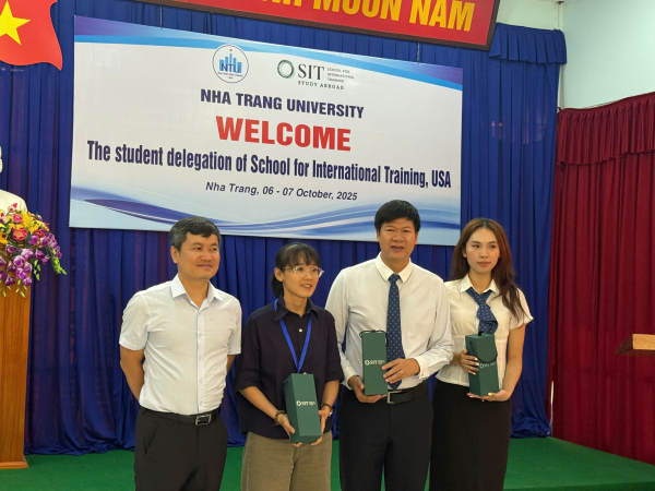 SINH VIÊN KHOA NGOẠI NGỮ THAM GIA GIAO LƯU VỚI ĐOÀN SIT HOA KỲ