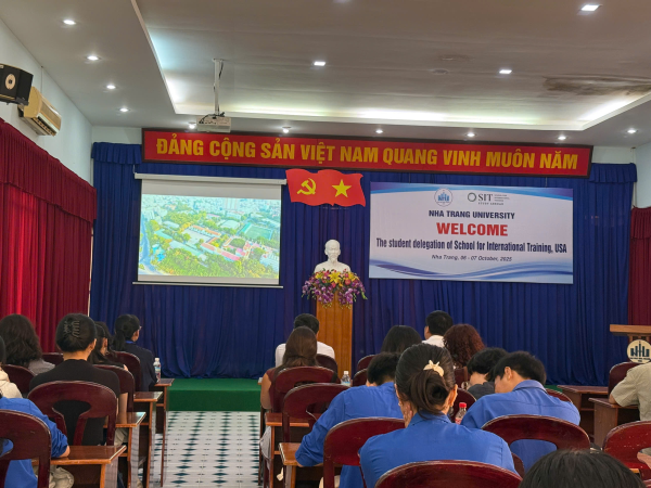 SINH VIÊN KHOA NGOẠI NGỮ THAM GIA GIAO LƯU VỚI ĐOÀN SIT HOA KỲ