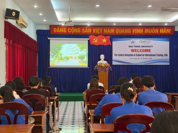 SINH VIÊN KHOA NGOẠI NGỮ THAM GIA GIAO LƯU VỚI ĐOÀN SIT HOA KỲ