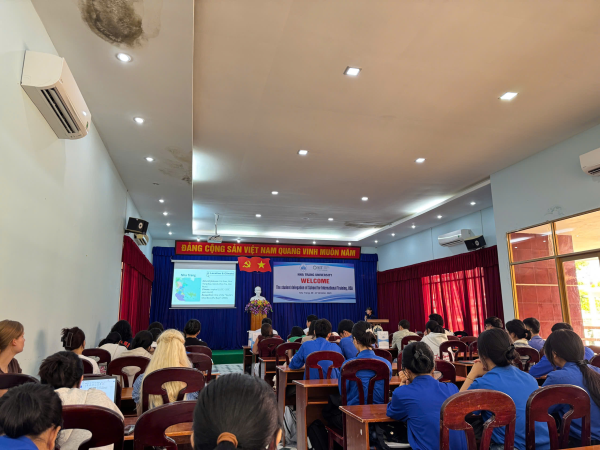 SINH VIÊN KHOA NGOẠI NGỮ THAM GIA GIAO LƯU VỚI ĐOÀN SIT HOA KỲ
