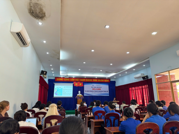 SINH VIÊN KHOA NGOẠI NGỮ THAM GIA GIAO LƯU VỚI ĐOÀN SIT HOA KỲ