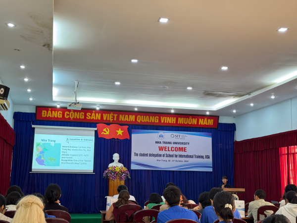 SINH VIÊN KHOA NGOẠI NGỮ THAM GIA GIAO LƯU VỚI ĐOÀN SIT HOA KỲ