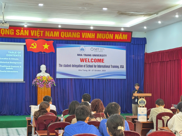 SINH VIÊN KHOA NGOẠI NGỮ THAM GIA GIAO LƯU VỚI ĐOÀN SIT HOA KỲ