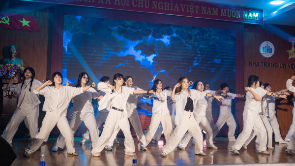  ĐÊM CÔNG DIỄN VĂN NGHỆ CẤP TRƯỜNG - VIẾT TIẾP LỜI TRI ÂN - SẮC MÀU NGOẠI NGỮ