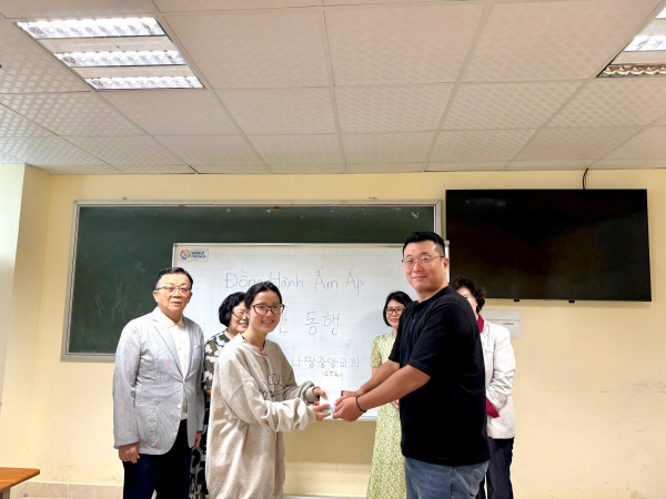 NHÀ THỜ TIN LÀNH HÀN QUỐC TRUNG TÂM NHA TRANG ĐỒNG HÀNH ẤM ÁP CÙNG SINH VIÊN KHOA NGOẠI NGỮ