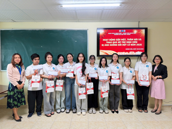 KHOA NGOẠI NGỮ TỔ CHỨC GẶP MẶT - THĂM HỎI & TRAO QUÀ HỖ TRỢ SINH VIÊN BỊ ẢNH HƯỞNG BỞI ĐỢT LŨ 2025 (NHA TRANG)