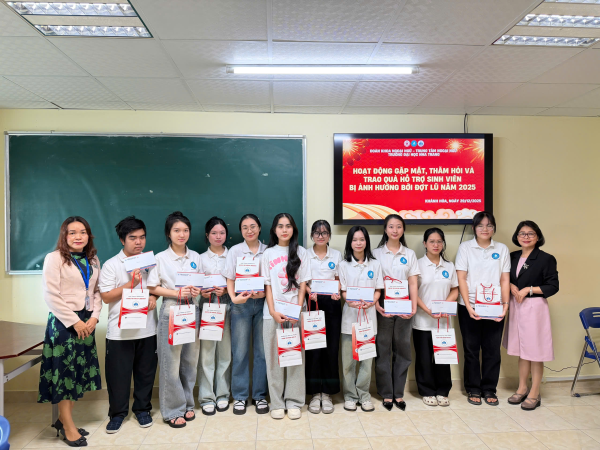 KHOA NGOẠI NGỮ TỔ CHỨC GẶP MẶT - THĂM HỎI & TRAO QUÀ HỖ TRỢ SINH VIÊN BỊ ẢNH HƯỞNG BỞI ĐỢT LŨ 2025 (NHA TRANG)