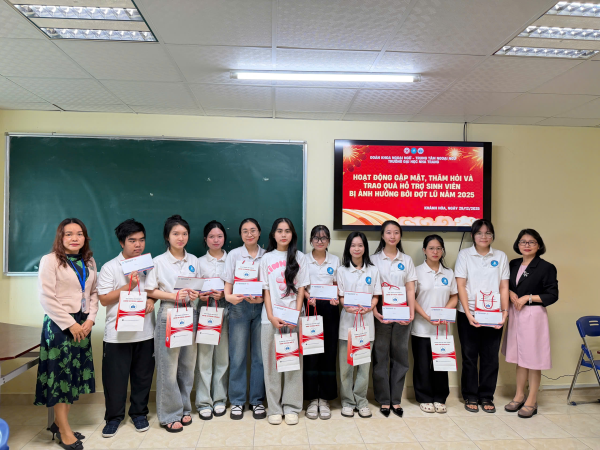 KHOA NGOẠI NGỮ TỔ CHỨC GẶP MẶT - THĂM HỎI & TRAO QUÀ HỖ TRỢ SINH VIÊN BỊ ẢNH HƯỞNG BỞI ĐỢT LŨ 2025 (NHA TRANG)