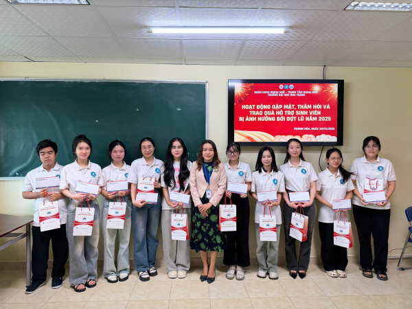 KHOA NGOẠI NGỮ TỔ CHỨC GẶP MẶT - THĂM HỎI & TRAO QUÀ HỖ TRỢ SINH VIÊN BỊ ẢNH HƯỞNG BỞI ĐỢT LŨ 2025 (NHA TRANG)