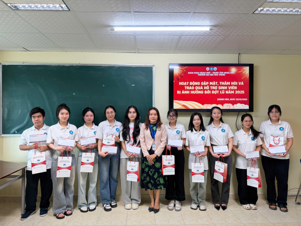 KHOA NGOẠI NGỮ TỔ CHỨC GẶP MẶT - THĂM HỎI & TRAO QUÀ HỖ TRỢ SINH VIÊN BỊ ẢNH HƯỞNG BỞI ĐỢT LŨ 2025 (NHA TRANG)