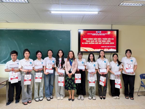 KHOA NGOẠI NGỮ TỔ CHỨC GẶP MẶT - THĂM HỎI & TRAO QUÀ HỖ TRỢ SINH VIÊN BỊ ẢNH HƯỞNG BỞI ĐỢT LŨ 2025 (NHA TRANG)