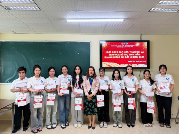 KHOA NGOẠI NGỮ TỔ CHỨC GẶP MẶT - THĂM HỎI & TRAO QUÀ HỖ TRỢ SINH VIÊN BỊ ẢNH HƯỞNG BỞI ĐỢT LŨ 2025 (NHA TRANG)