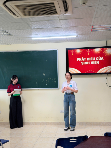 KHOA NGOẠI NGỮ TỔ CHỨC GẶP MẶT - THĂM HỎI & TRAO QUÀ HỖ TRỢ SINH VIÊN BỊ ẢNH HƯỞNG BỞI ĐỢT LŨ 2025 (NHA TRANG)