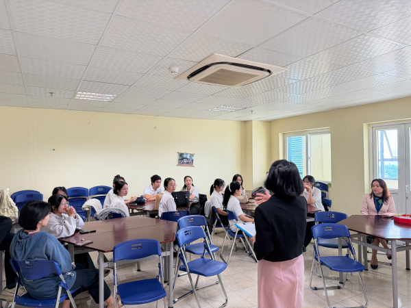 KHOA NGOẠI NGỮ TỔ CHỨC GẶP MẶT - THĂM HỎI & TRAO QUÀ HỖ TRỢ SINH VIÊN BỊ ẢNH HƯỞNG BỞI ĐỢT LŨ 2025 (NHA TRANG)