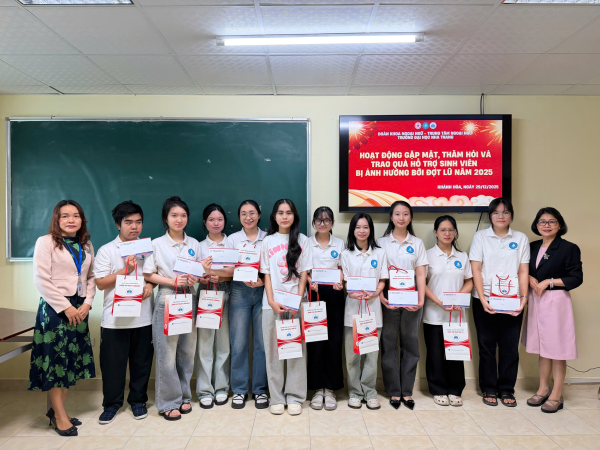 KHOA NGOẠI NGỮ TỔ CHỨC GẶP MẶT - THĂM HỎI & TRAO QUÀ HỖ TRỢ SINH VIÊN BỊ ẢNH HƯỞNG BỞI ĐỢT LŨ 2025 (NHA TRANG)