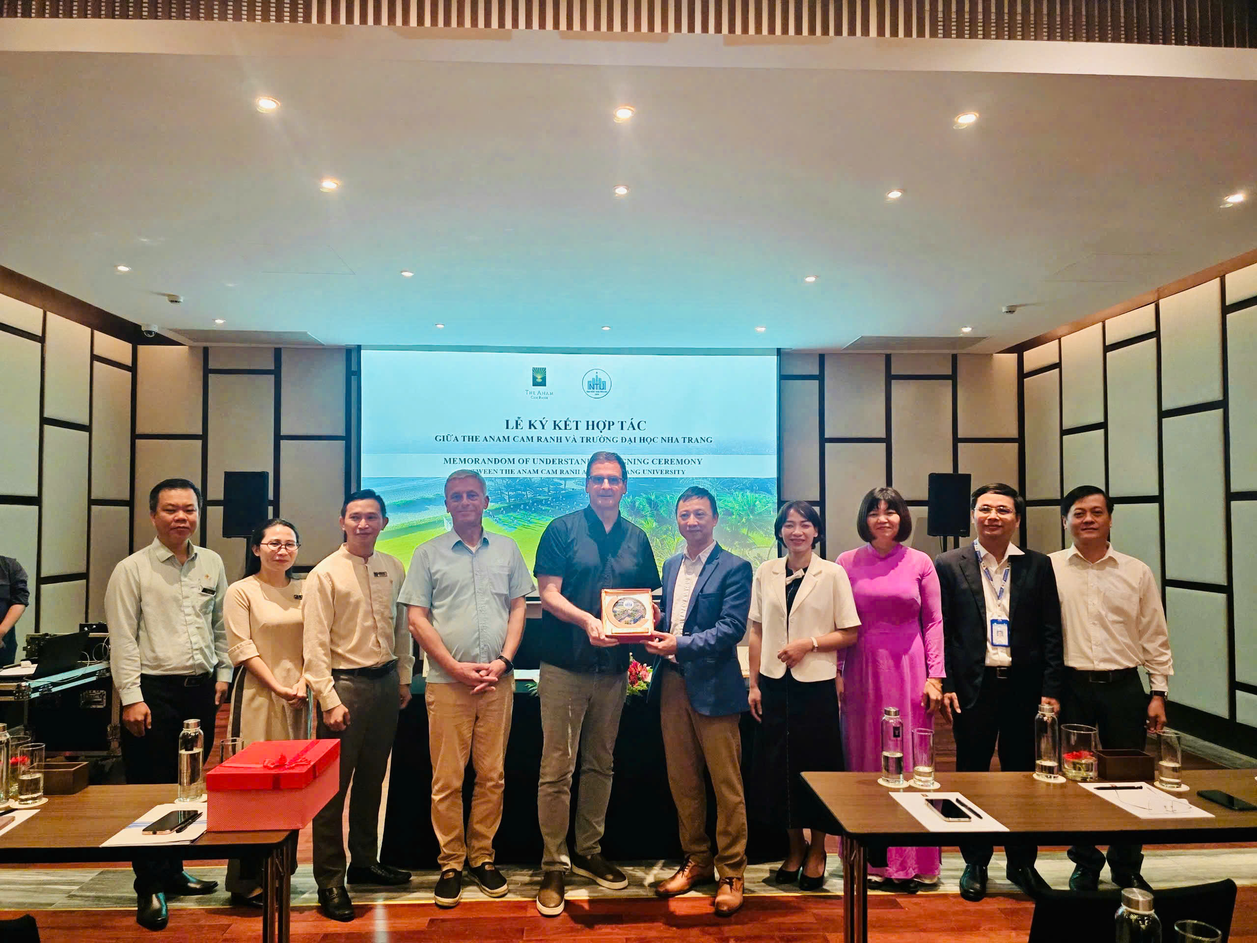 TRƯỜNG ĐẠI HỌC NHA TRANG KÝ KẾT HỢP TÁC (MOU) VỚI THE ANAM CAM RANH RESORT