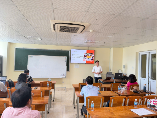 KHOA NGOẠI NGỮ TỔ CHỨC TẬP HUẤN CHUYÊN ĐỀ “ASSESSMENT & PERSONALISED LEARNING IN THE ERA OF AI” TẠI LAB 2