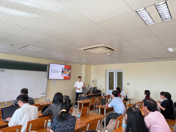 KHOA NGOẠI NGỮ TỔ CHỨC TẬP HUẤN CHUYÊN ĐỀ “ASSESSMENT & PERSONALISED LEARNING IN THE ERA OF AI” TẠI LAB 2