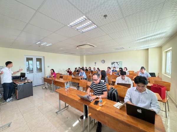 KHOA NGOẠI NGỮ TỔ CHỨC TẬP HUẤN CHUYÊN ĐỀ “ASSESSMENT & PERSONALISED LEARNING IN THE ERA OF AI” TẠI LAB 2