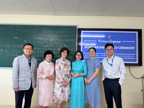 Chương trình trao học bổng khuyến học cho sinh viên có kết quả học tập tốt môn Tiếng Hàn tại Trường Đại học Nha Trang