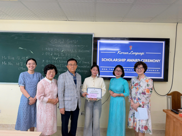 Chương trình trao học bổng khuyến học cho sinh viên có kết quả học tập tốt môn Tiếng Hàn tại Trường Đại học Nha Trang