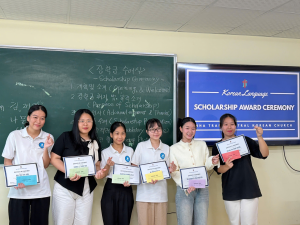 Chương trình trao học bổng khuyến học cho sinh viên có kết quả học tập tốt môn Tiếng Hàn tại Trường Đại học Nha Trang