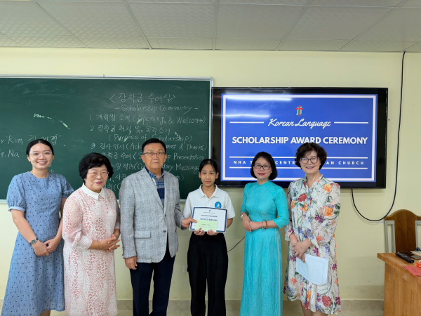 Chương trình trao học bổng khuyến học cho sinh viên có kết quả học tập tốt môn Tiếng Hàn tại Trường Đại học Nha Trang