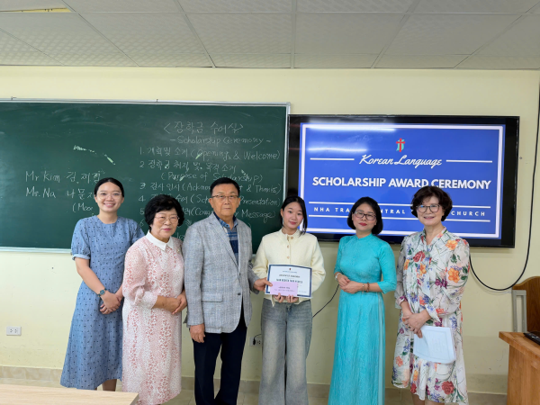 Chương trình trao học bổng khuyến học cho sinh viên có kết quả học tập tốt môn Tiếng Hàn tại Trường Đại học Nha Trang