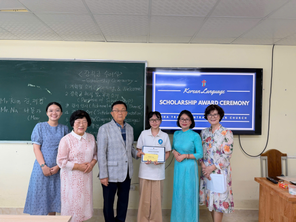 Chương trình trao học bổng khuyến học cho sinh viên có kết quả học tập tốt môn Tiếng Hàn tại Trường Đại học Nha Trang