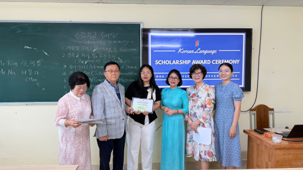 Chương trình trao học bổng khuyến học cho sinh viên có kết quả học tập tốt môn Tiếng Hàn tại Trường Đại học Nha Trang