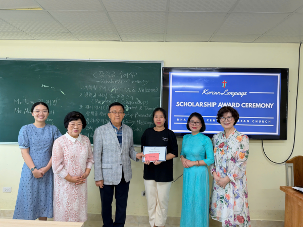 Chương trình trao học bổng khuyến học cho sinh viên có kết quả học tập tốt môn Tiếng Hàn tại Trường Đại học Nha Trang