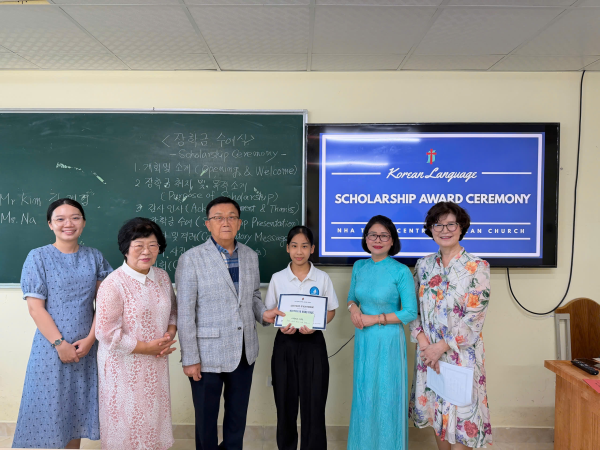 Chương trình trao học bổng khuyến học cho sinh viên có kết quả học tập tốt môn Tiếng Hàn tại Trường Đại học Nha Trang