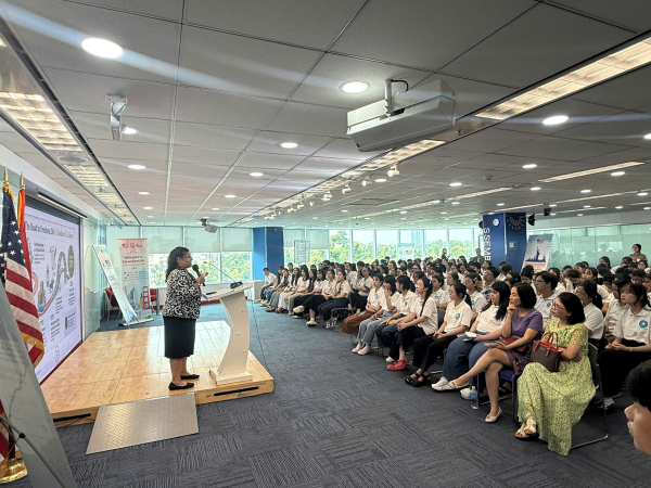 HƠN 200 SINH VIÊN KHÓA 65 NGÀNH NGÔN NGỮ ANH THAM QUAN TRUNG TÂM HOA KỲ TP. HỒ CHÍ MINH