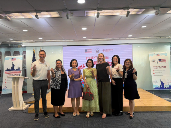 HƠN 200 SINH VIÊN KHÓA 65 NGÀNH NGÔN NGỮ ANH THAM QUAN TRUNG TÂM HOA KỲ TP. HỒ CHÍ MINH