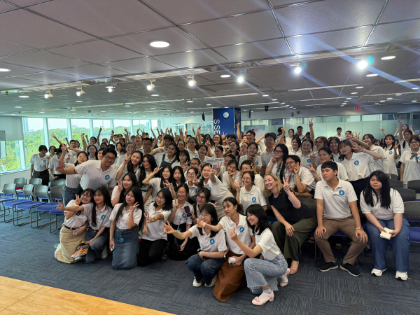 HƠN 200 SINH VIÊN KHÓA 65 NGÀNH NGÔN NGỮ ANH THAM QUAN TRUNG TÂM HOA KỲ TP. HỒ CHÍ MINH