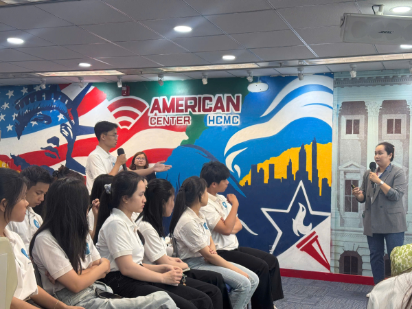 HƠN 200 SINH VIÊN KHÓA 65 NGÀNH NGÔN NGỮ ANH THAM QUAN TRUNG TÂM HOA KỲ TP. HỒ CHÍ MINH