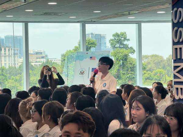 HƠN 200 SINH VIÊN KHÓA 65 NGÀNH NGÔN NGỮ ANH THAM QUAN TRUNG TÂM HOA KỲ TP. HỒ CHÍ MINH