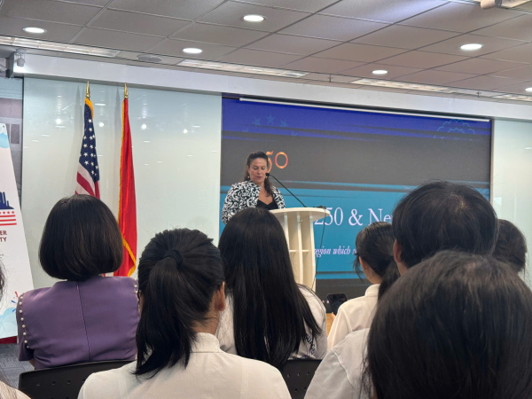 HƠN 200 SINH VIÊN KHÓA 65 NGÀNH NGÔN NGỮ ANH THAM QUAN TRUNG TÂM HOA KỲ TP. HỒ CHÍ MINH