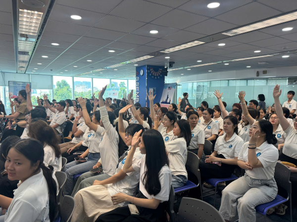 HƠN 200 SINH VIÊN KHÓA 65 NGÀNH NGÔN NGỮ ANH THAM QUAN TRUNG TÂM HOA KỲ TP. HỒ CHÍ MINH