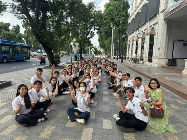 HƠN 200 SINH VIÊN KHÓA 65 NGÀNH NGÔN NGỮ ANH THAM QUAN TRUNG TÂM HOA KỲ TP. HỒ CHÍ MINH