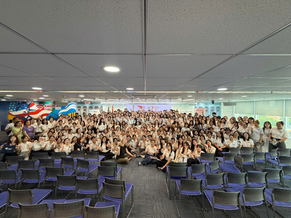 HƠN 200 SINH VIÊN KHÓA 65 NGÀNH NGÔN NGỮ ANH THAM QUAN TRUNG TÂM HOA KỲ TP. HỒ CHÍ MINH