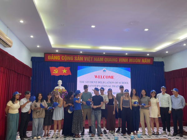 GIAO LƯU VỚI ĐOÀN SINH VIÊN SIT (HOA KỲ) - KHI NHA TRANG KẾT NỐI BẠN BÈ QUỐC TẾ