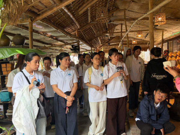 CHI ĐOÀN 68.NNA-1, 68.NNA-2, 68.NNTQ TRẢI NGHIỆM VĂN HÓA TRUYỀN THỐNG TẠI NHA TRANG XƯA