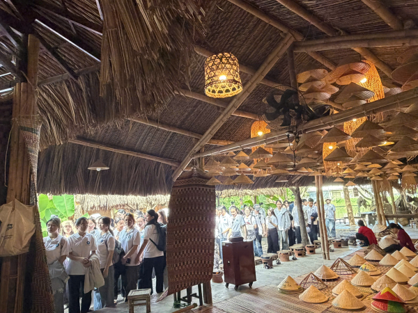 CHI ĐOÀN 68.NNA-1, 68.NNA-2, 68.NNTQ TRẢI NGHIỆM VĂN HÓA TRUYỀN THỐNG TẠI NHA TRANG XƯA