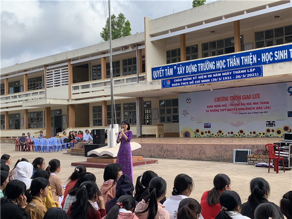 CHƯƠNG TRÌNH GIAO LƯU KHOA NGOẠI NGỮ - TRƯỜNG ĐẠI HỌC NHA TRANG VÀ TRƯỜNG THPT NGUYỄN BỈNH KHIÊM (ĐẮK LẮK)