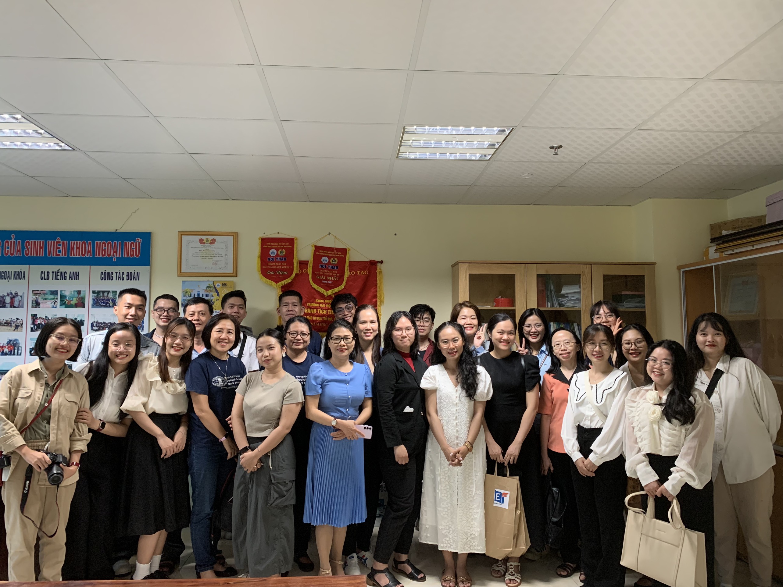 SỰ KIỆN GIAO LƯU THÀNH CÔNG GIỮA ĐOÀN THỰC TẬP SINH CAO HỌC TESOL KHÓA 2022 CỦA ĐẠI HỌC KHOA HỌC XÃ HỘI VÀ NHÂN VĂN - ĐH QUỐC GIA TP. HỒ CHÍ MINH VÀ KHOA NGOẠI NGỮ ĐẠI HỌC NHA TRANG