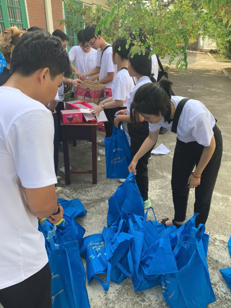 HOẠT ĐỘNG TÌNH NGUYỆN CỦA SINH VIÊN LỚP 66.NNA3 HỖ TRỢ CHƯƠNG TRÌNH GIẢI THƯỞNG CÁNH DIỀU 2024 TẠI KHÁNH HÒA